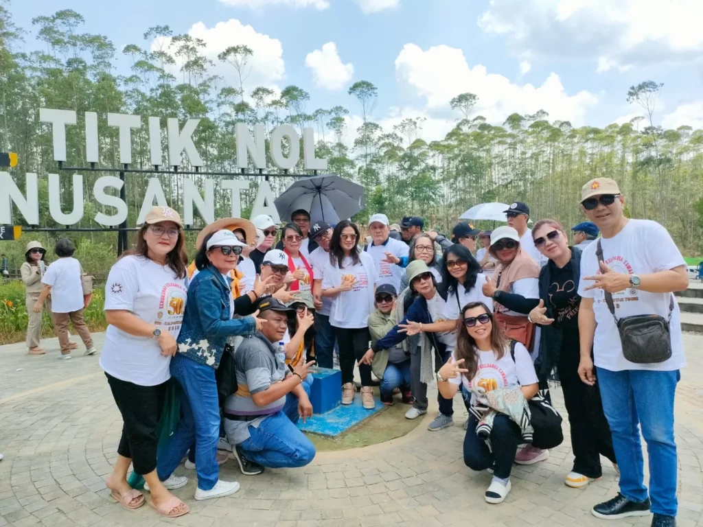 Rombongan warga Sulawesi Utara yang tergabung dalam organisasi Kerukunan Keluarga Kawanua saat mengunjungi kawasan wisata Titik Nol IKN, di Kecamatan Sepaku, PPU. (ISTIMEWA)
