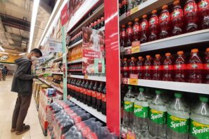 Pengunjung memilih minuman kemasan di Super Market di Jakarta. Bisnis/Himawan L Nugraha