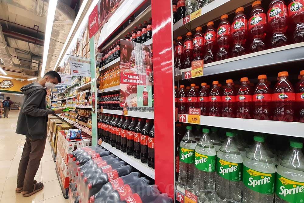 Pengunjung memilih minuman kemasan di Super Market di Jakarta. Bisnis/Himawan L Nugraha