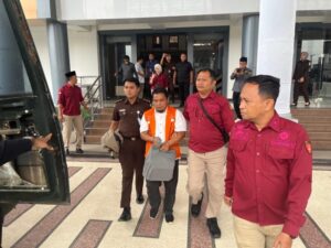 Tersangka saat digiring petugas Kejaksaan. (Foto: Kejati KALTIM)