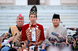 Presiden Jokowi menyampaikan keterangan pers usai memimpin Upacara Penurunan Bendera Sang Merah Putih di Istana Negara IKN, Sabtu (17/08/2024). (Foto: BPMI Setpres) Read more: https://setkab.go.id/presiden-jokowi-bersyukur-rangkaian-upacara-hut-ke-79-ri-di-ikn-berjalan-lancar-dan-khidmat/
