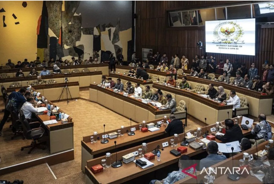 Suasana rapat dengar pendapat (RDP) dengan Komisi II DPR tentang pentetapan revisi PKPU Nomor 8 tahun 2024 terkait keputusan Mahkamah Konstitusi di kompleks Parlemen, Senayan, Jakarta, Minggu (25/8/2024). ANTARA FOTO/Aprillio Akbar/Spt.
