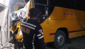 Bus tujuan Samarinda mengalami kecelakaan di KM 10 Jalan Soekarno Hatta, Rabu (28/8/2024). (Dok. Info Bencana Balikpapan)