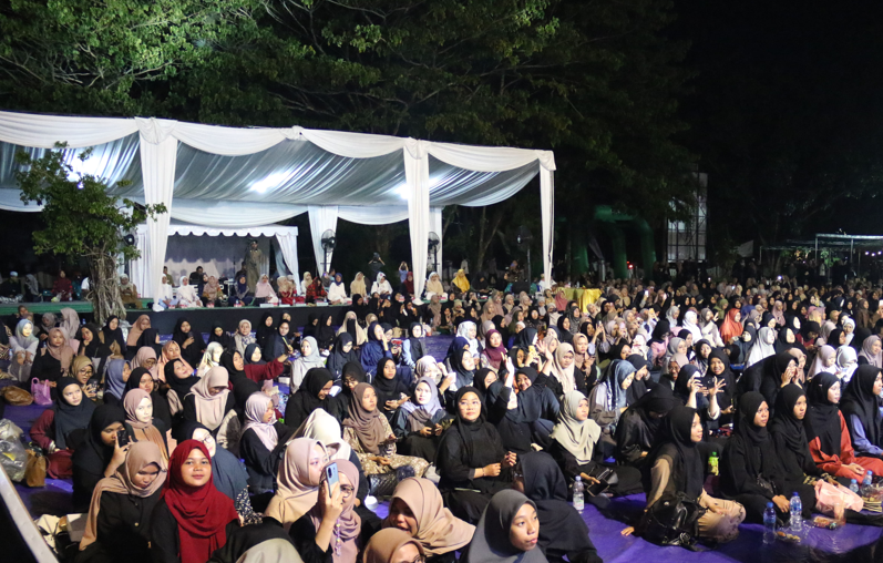 Ribuan Jamaah bersholawat di Universitas Mulawarman bersama Ustadz Fathul Amin, Jumat (13/9/2024)