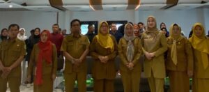 Foto bersama Dispora Kaltim usai menyerahkan bantuan laptop dan printer kepada Karang Taruna