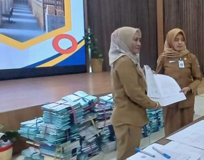 Pemusnahan arsip Dispora Kaltim di DPK Kaltim (istimewa)