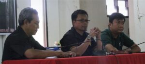 Analis Kebijakan Ahli Muda Pemberdayaan Pemuda Dispora Kaltim, Hasbar Mara (tengah) dalam pembagian bantuan kepada Karang Taruna di Paser (foto : Dispora Kaltim)