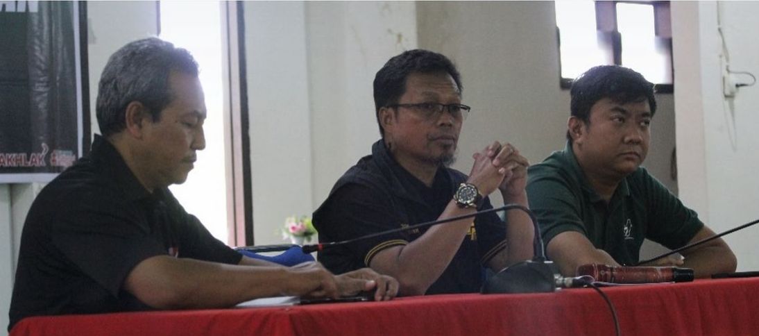 Analis Kebijakan Ahli Muda Pemberdayaan Pemuda Dispora Kaltim, Hasbar Mara (tengah) dalam pembagian bantuan kepada Karang Taruna di Paser (foto : Dispora Kaltim)