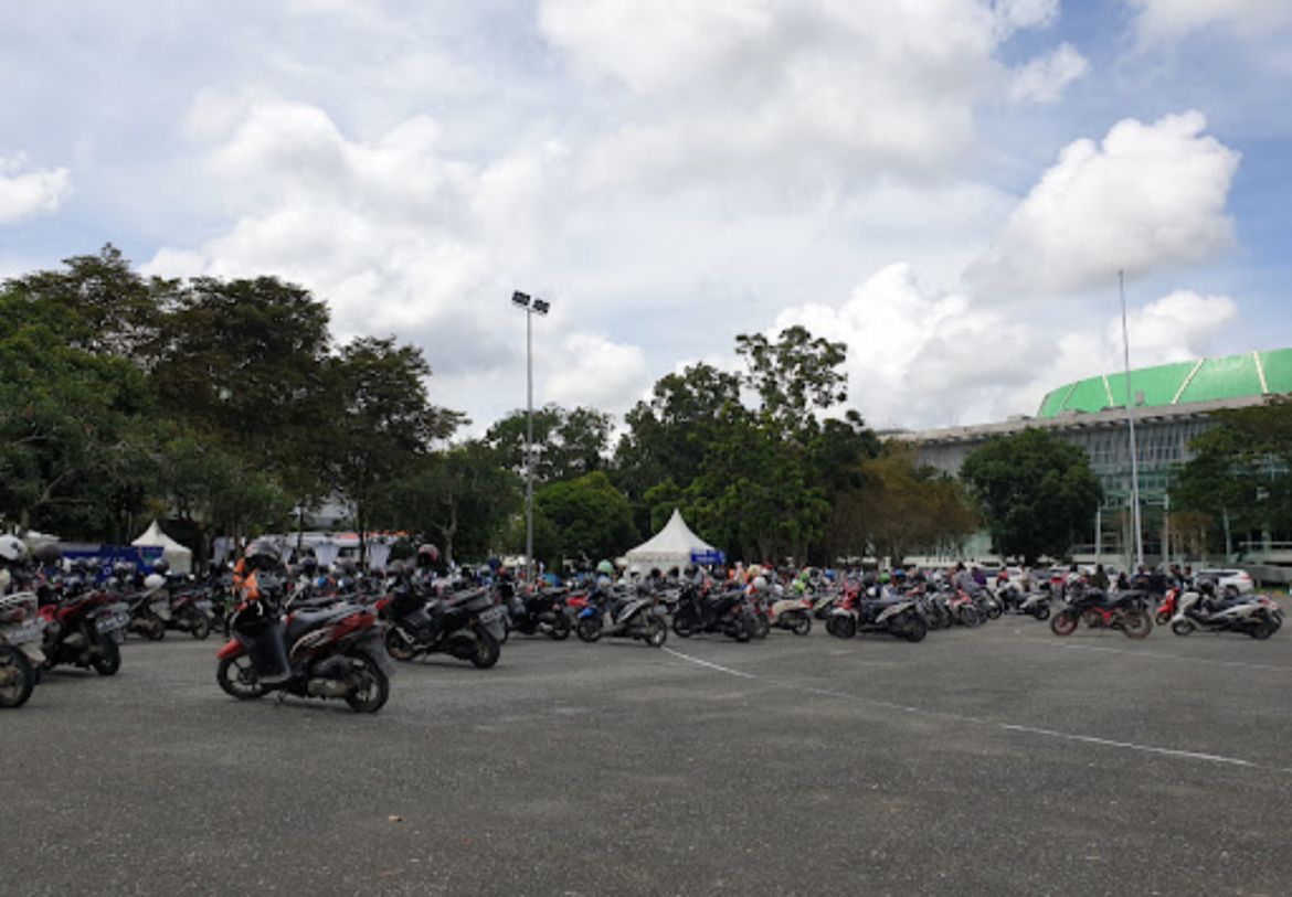 Kawasan parkir di area Gelora Kadrie Oening