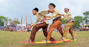 Ilustrasi olahraga tradisional (foto : Gamelab.id)