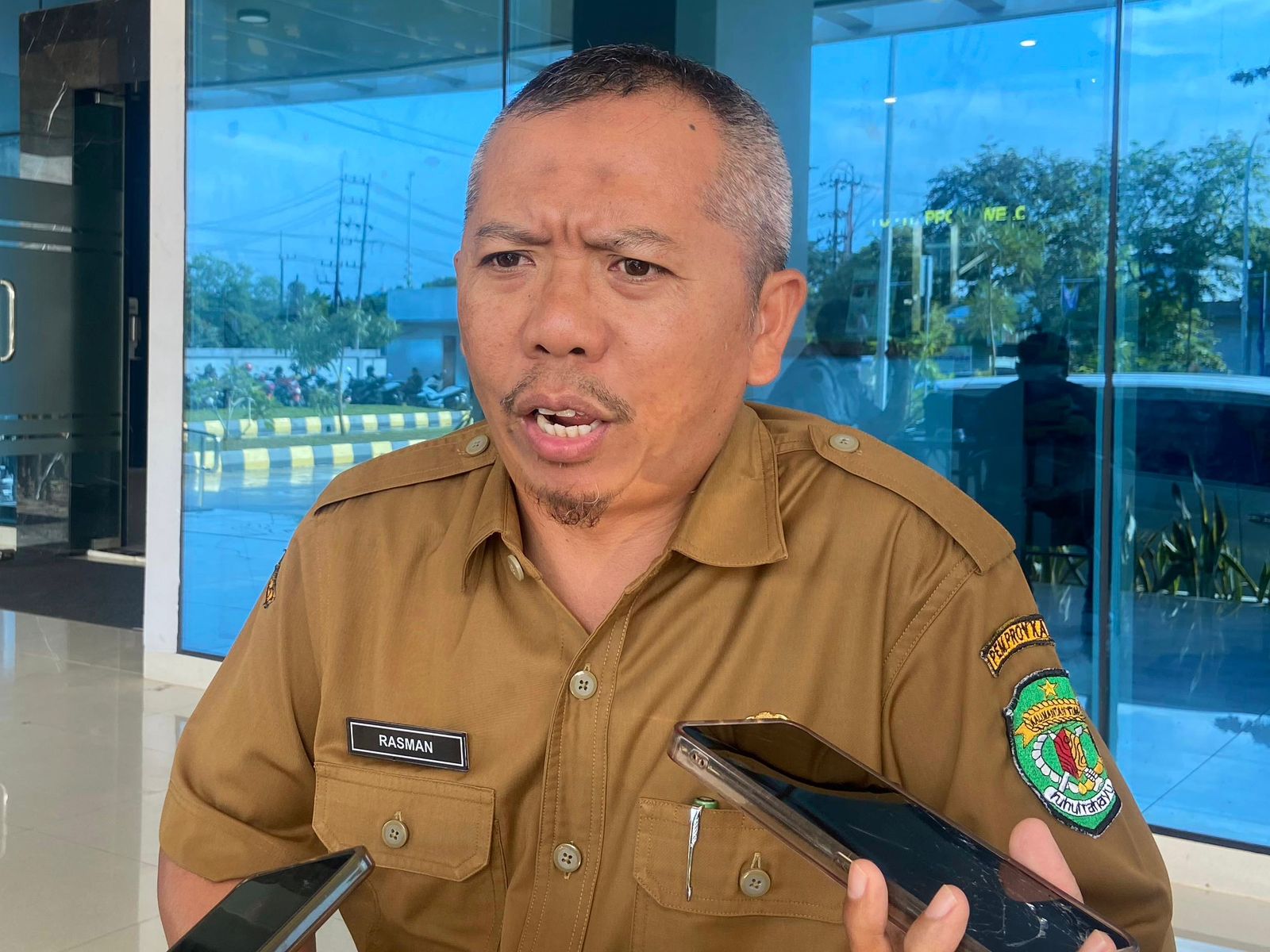 Rasman Sebut Pelatih Fisik Harus Utamakan Kompetensi SAMARINDA – Kepala Bidang (Kabid) Peningkatan Prestasi Olahraga (PPO) Dinas Pemuda dan Olahraga (Dispora) Provinsi Kalimantan Timur (Kaltim), Rasman Rading menegaskan pentingnya kompetensi pelatih fisik dalam mendukung kemajuan cabang olahraga (cabor) di (Kaltim). “Harus dipisah antara pelatih fisik dan teknik karena banyak pelatih muda berkompeten yang bisa jadi pelatih fisik,” tegas Rasman. Ia juga menyoroti perlunya pemisahan peran pelatih fisik dan teknik untuk memastikan efektivitas pelatihan atlet. Menurutnya, masing-masing peran membutuhkan keahlian berbeda yang jika digabungkan dapat mengurangi kualitas pembinaan atlet. Lebih lanjut, Rasman menyarankan agar pelatih fisik yang dipilih benar-benar sesuai kriteria dan tidak melibatkan individu yang kurang memenuhi syarat fisik. "Artinya kalau 40 tahun tapi mohon maaf jika fisiknya tidak memungkinkan untuk jadi pelatih, maka jangan dipaksakan dan cari potensi lain yang bisa melatih,” ujarnya. Dispora Kaltim menargetkan agar setiap cabor memiliki minimal dua pelatih fisik yang kompeten. Dari 65 cabor yang ada di Kaltim, kontribusi nyata pelatih fisik dinilai akan sangat berpengaruh pada peningkatan prestasi olahraga, terutama di tingkat kabupaten/kota. “Karena ini ada 65 cabor yang ada di Kaltim, maka pelatih fisik itu yang diutamakan minimal dalam satu cabor ada dua, tapi yang benar-benar memiliki kompetensi,” pungkasnya.