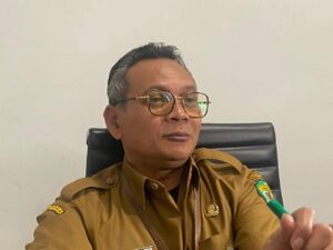 Fasilitas Olahraga Tetap Jadi Prioritas Meski Ada Tantangan SAMARINDA – Unit Pelaksana Teknis Dinas (UPTD) Pengelolaan Prasarana Olahraga (PPO) Dinas Pemuda dan Olahraga (Dispora) Provinsi Kalimantan Timur (Kaltim) terus berkomitmen menyediakan fasilitas olahraga yang layak bagi masyarakat. Meski demikian, Kepala UPTD PPO Dispora Kaltim, Junaidi mengakui bahwa proses perbaikan dan pengadaan fasilitas membutuhkan waktu karena adanya skala prioritas dalam pembangunan pemerintah. “Tugas kami adalah mempersiapkan sarana dan prasarana yang ada, melengkapi segala kebutuhannya, dan memastikan fasilitas tersebut dapat digunakan dengan baik,” jelas Junaidi. Menurutnya, fasilitas olahraga memegang peranan penting dalam pengembangan bakat dan kesehatan masyarakat. Oleh karena itu, meskipun dengan tantangan keterbatasan anggaran dan prioritas lainnya, Dispora Kaltim tetap berupaya menghadirkan sarana yang memadai. “Kami berkomitmen untuk menopang dan menyediakan tempat-tempat olahraga yang sekiranya layak digunakan oleh masyarakat. Kita memahami pentingnya fasilitas olahraga untuk pengembangan bakat dan kesehatan masyarakat, jadi kami terus berupaya meskipun dengan tantangan yang ada,” tambahnya. Junaidi juga mengimbau masyarakat untuk bersabar dan mendukung upaya pemerintah dalam mewujudkan fasilitas olahraga yang lebih baik. “Tapi memang, dalam proses perbaikan itu, kita harus bersabar. Pemerintah juga memiliki banyak tugas lain yang harus dikerjakan dan ada skala prioritas yang harus didahulukan, seperti masalah pendidikan dan kesehatan,” pungkasnya.