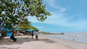 Pantai Biru Kersik (kersik.desa.id)
