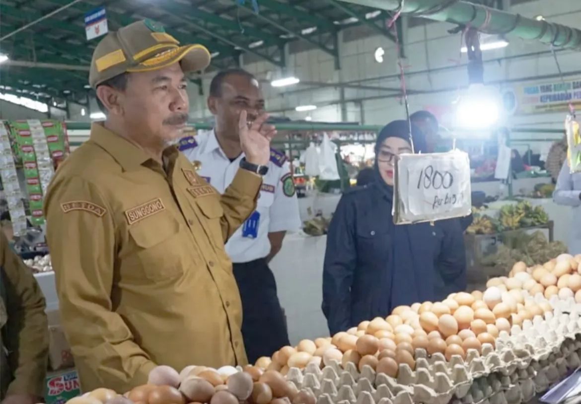 Sekda Kukar, Sunggono ketika mengunjungi Pasar Mangkurawang (foto : Prokom Kukar)