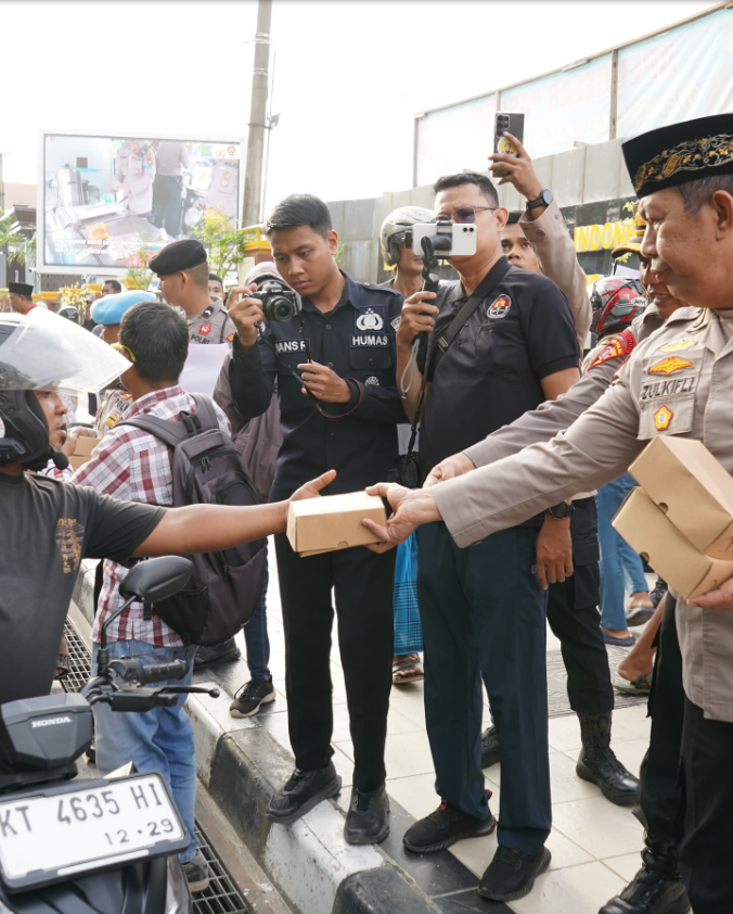 Kapolda Kaltim Irjen Nanang Avianto membagikan Takjil Gratis bagi masyarakat di depan Mako Polresta Balikpapan, Kamis (13/3/2025) Foto : Humas Polda Kaltim