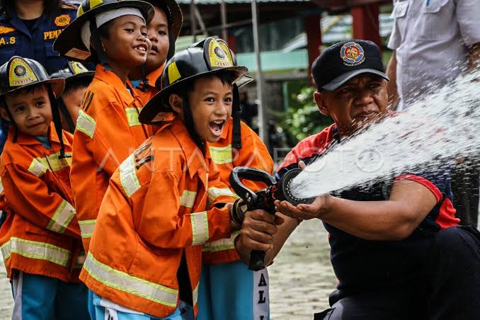Ilustrasi pengenalan mengenai pemadam kebakaran bagi anak usia dini (foto : Antara Foto)