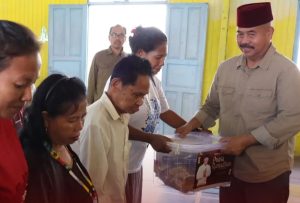Silaturahmi dengan Masyarakat Desa Lamin Pulut, Bupati Ajak Aktifkan Posyandu dan Gunakan Hak Pilih dalam PSU (foto : Prokom Kukar)