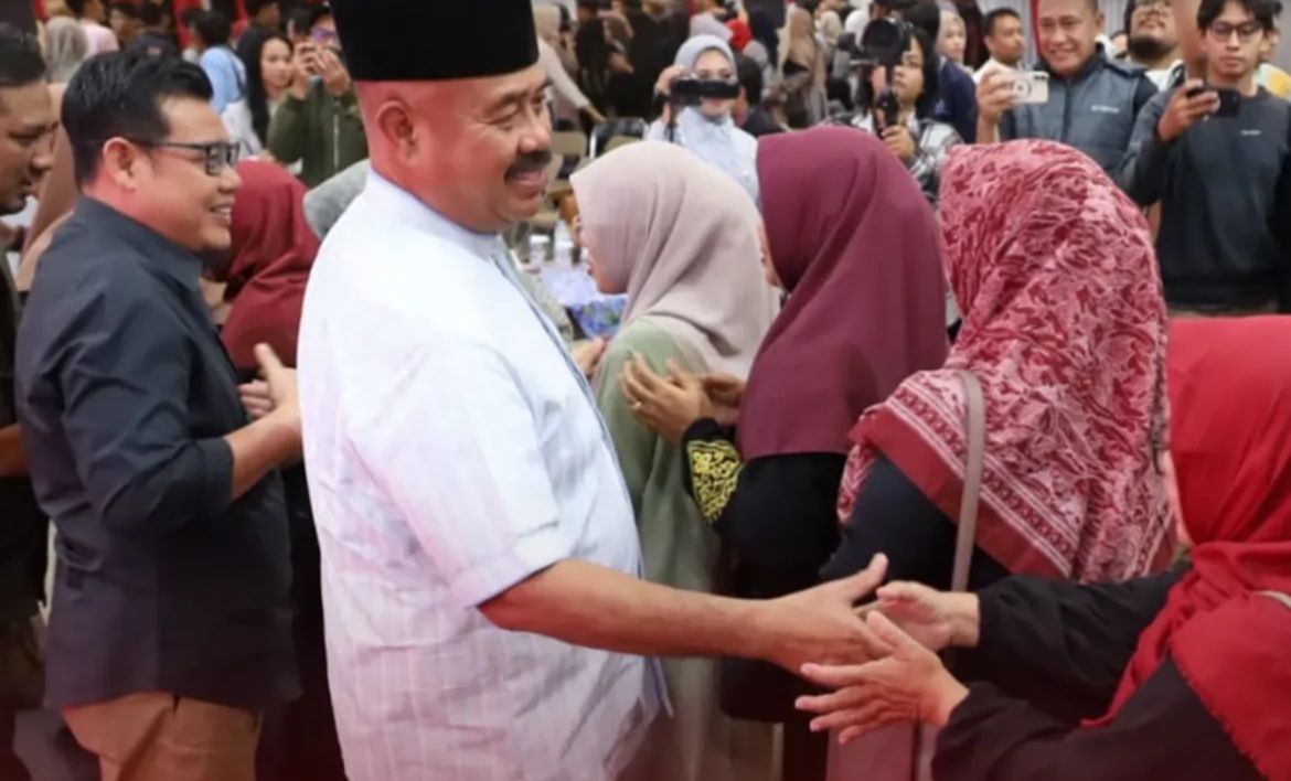 Bupati Kukar, Edi Damansyah ketika halal bihalal dengan pelaku UMKM, wirausaha muda, ekonomi kreatif, dan organisasi kepemudaan (foto : Prokom Kukar)