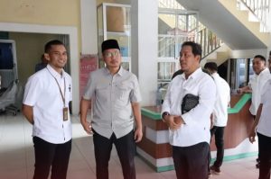 Asisten III Pemkab Kukar ketika melakukan sidak (foto : Prokom Kukar)