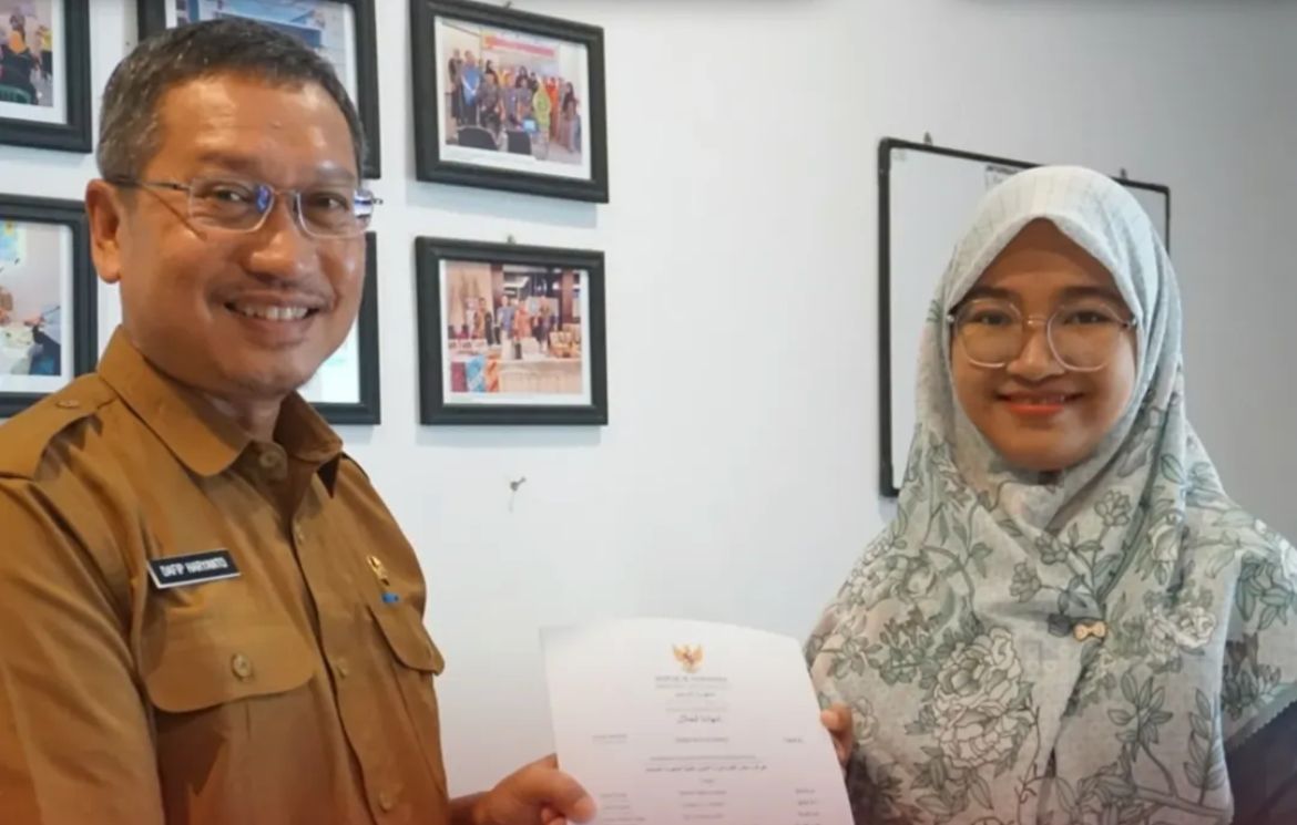 Pemkab Kukar serahkan sertifikat halal kepada pelaku UMKM (foto : Prokom Kukar)