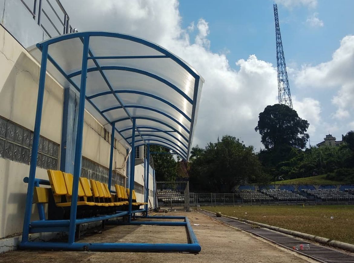 Salah satu sudut di Stadion Rondong Demang dengan kondisi yang tidak terawat, kini untuk renovasi belum ada kejelasan soal anggaran. (Foto: HO-Mitrakukarworld)