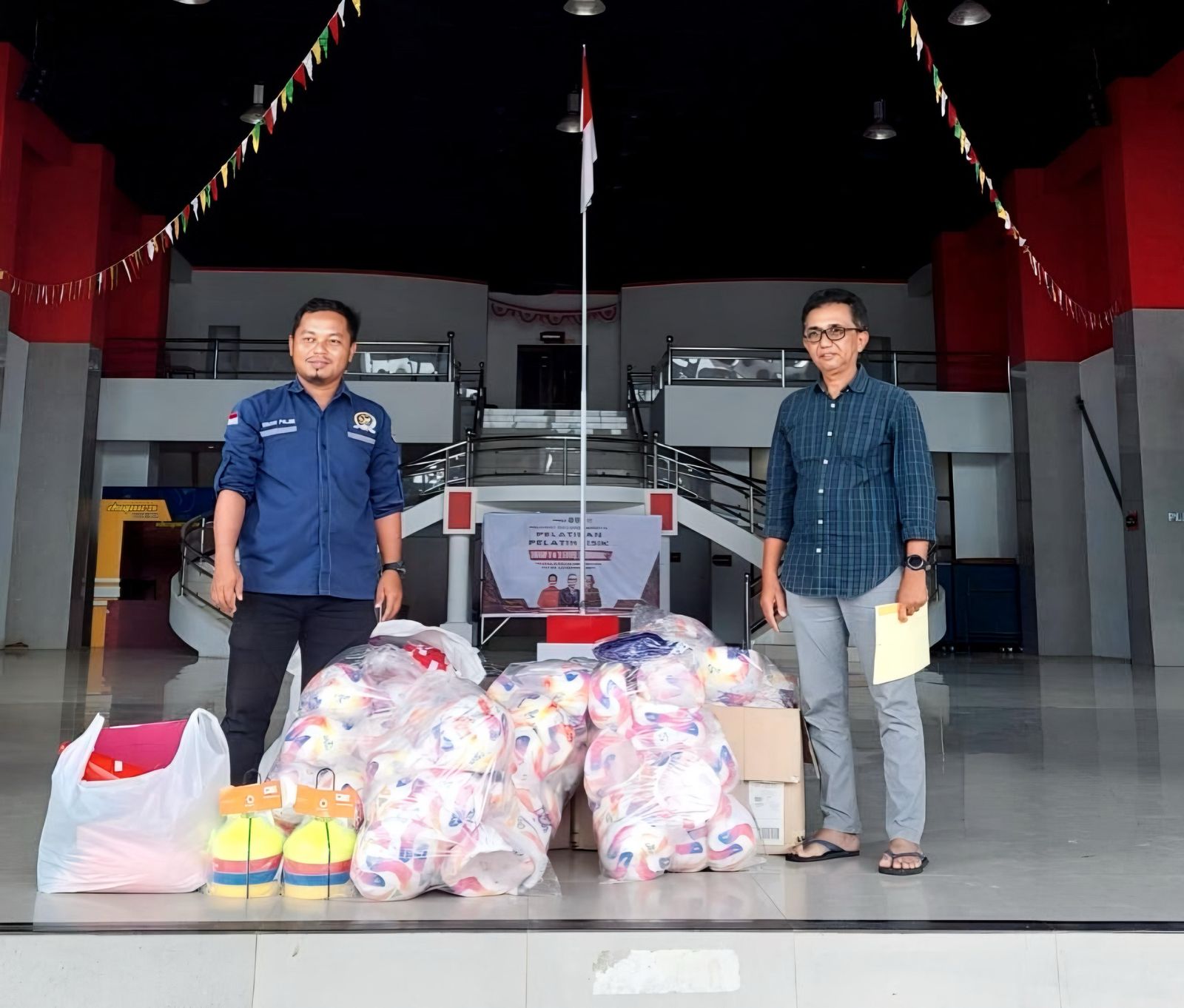 Bantuan alat olahraga yang diberikan oleh Dispora Kukar kepada masyarakat Desa yang mengajukan proposal untuk kegiatan peningkatan olahraga tradisional dan prestasi. (Foto: HO-DokumentasiPribadi/Sinarkaltim.id)