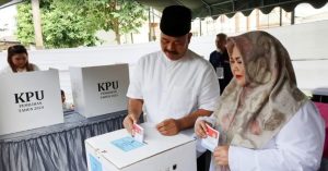 Bupati Kukar menggunakan hak pilihnya pada PSU di Kukar (foto : Prokom Kukar)