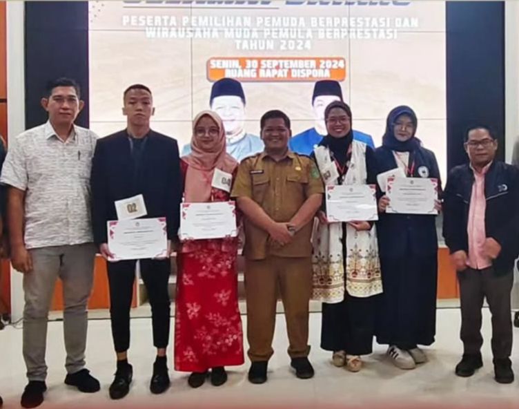 Para pemuda kukar yang mendapat gelar juara Pemuda Berprestasi 2024 lalu bersama Kepala Dispora Kukar, Aji Ali Husni. (Foto: HO-DisporaKukar/Sinarkaltim.id)