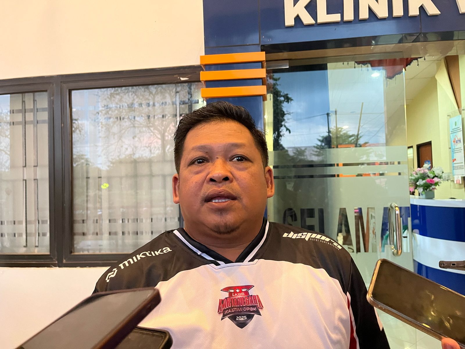 Kepala Dispora Kukar, Aji Ali Husni saat diwawancarai. (Foto: MF/Sinarkaltim.id)