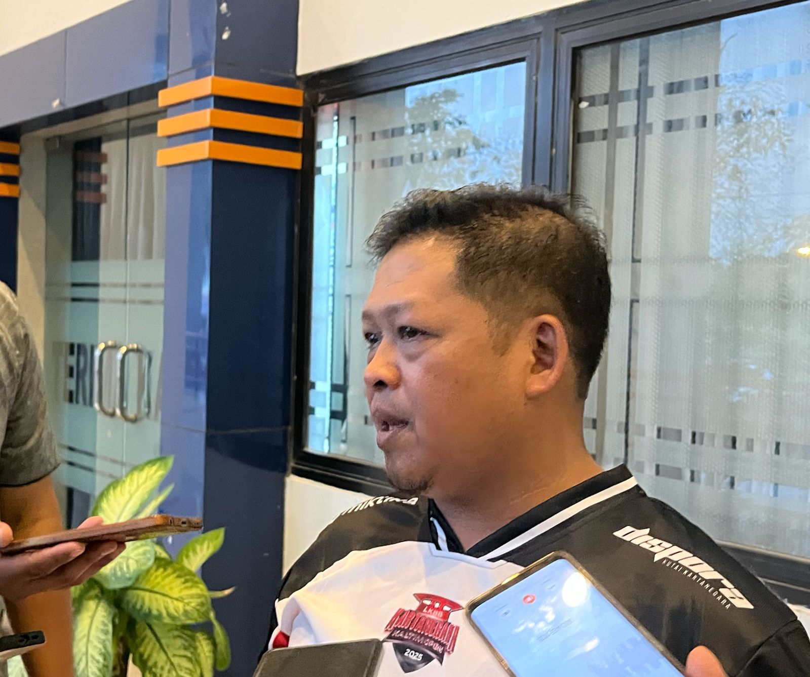 Kepala Dispora Kukar, Aji Ali Husni saat diwawancarai. (Foto: MF/Sinarkaltim.id
