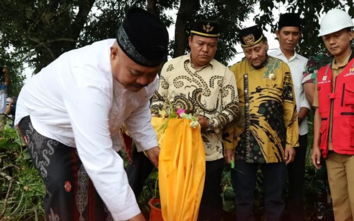 Peletakkan batu pertama oleh Bupati Kukar, Edi Damansyah (Prokom Kukar)