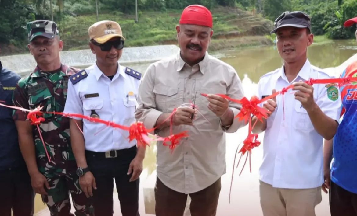 Embung Maluhu diresmikan oleh Bupati Kukar, Edi Damansyah (foto : Prokom Kukar)