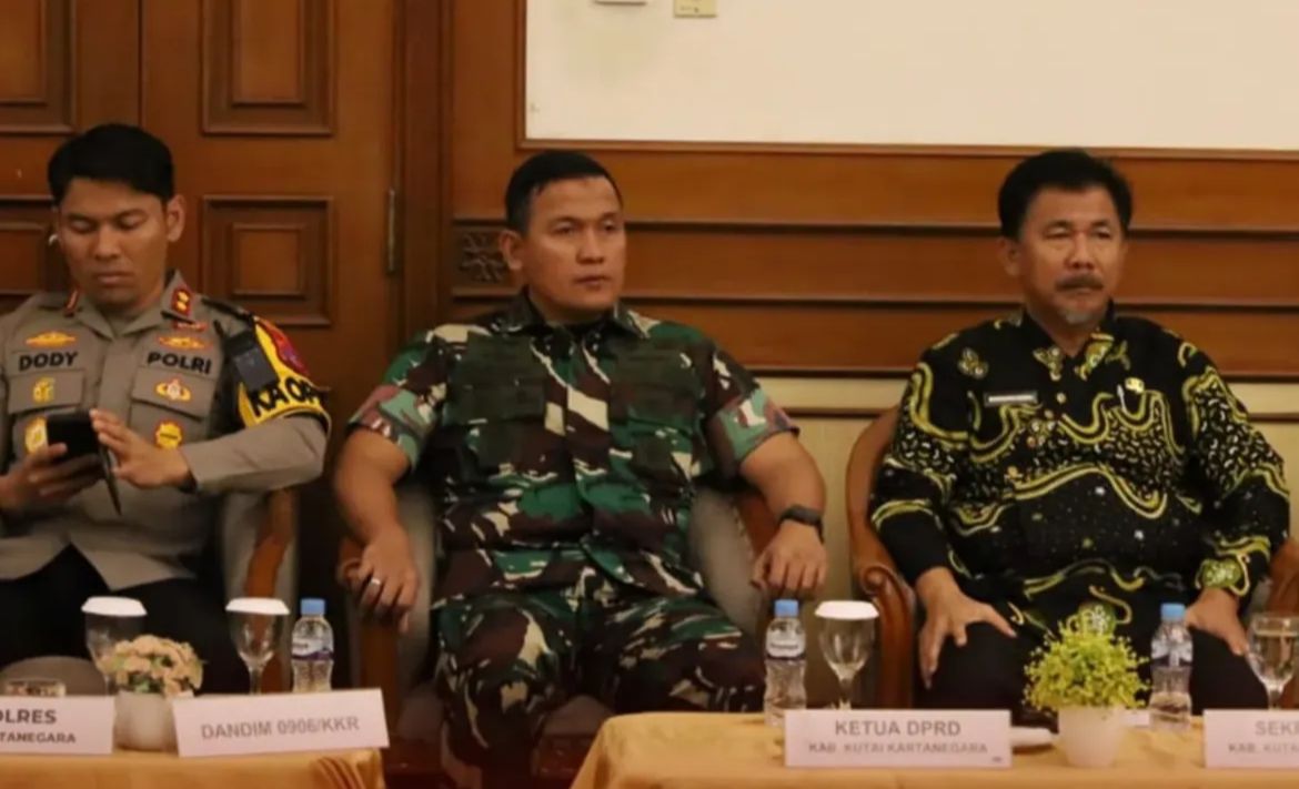 Sekda Kukar hadiri proses rekapitulasi perolehan suara dalam PSU Kukar (foto : Prokom Kukar)