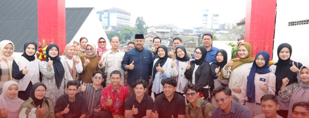Bupati Kukar Edi Damansyah ketika meresmikan asrama mahasiswa di Yogyakarta (Foto : Prokom Kukar)