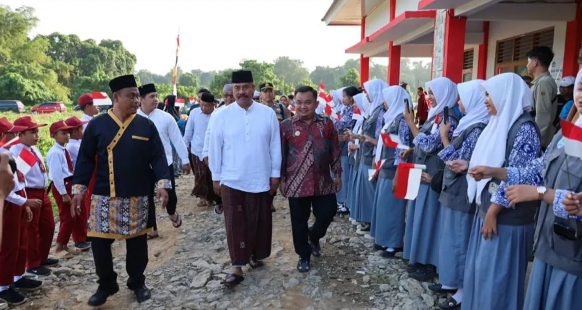Bupati Kutai Kartanegara, Edi Damansyah, saat meresmikan gedung baru SMP Negeri 6 Muara Muntai (Foto : Prokom Kukar)