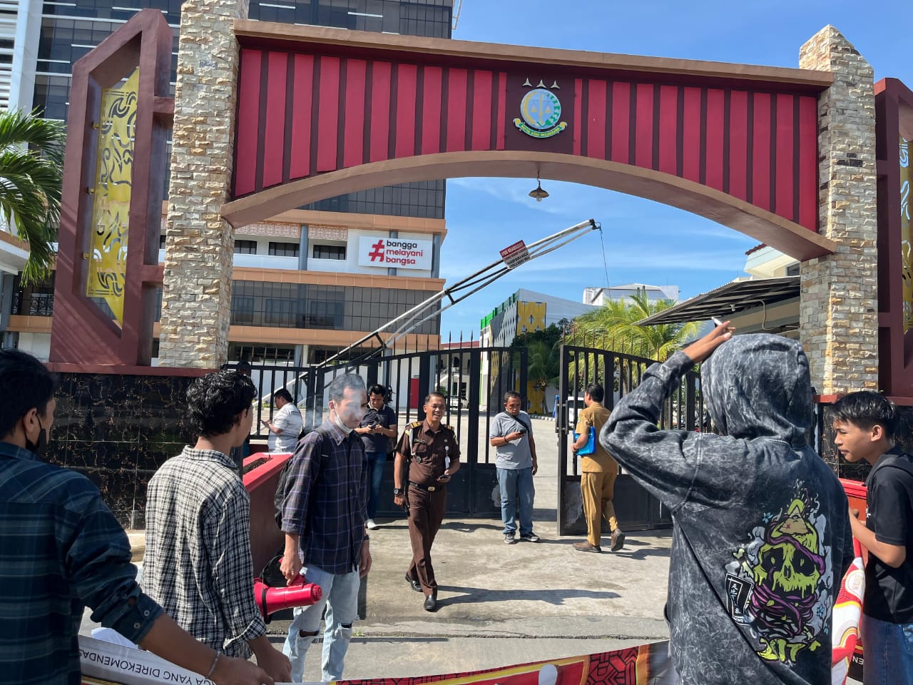 Aliansi Pemuda Peduli Keadilan (APPK) Menggelar Aksi di Depan Kantor Kejaksaan Tinggi Kalimantan Timur