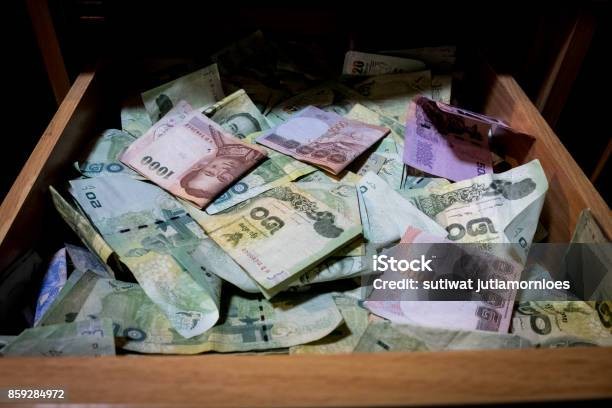 Ilustrasi uang di dalam laci. Sumber Gambar: iStock/Sutlwat Jutlamornloes