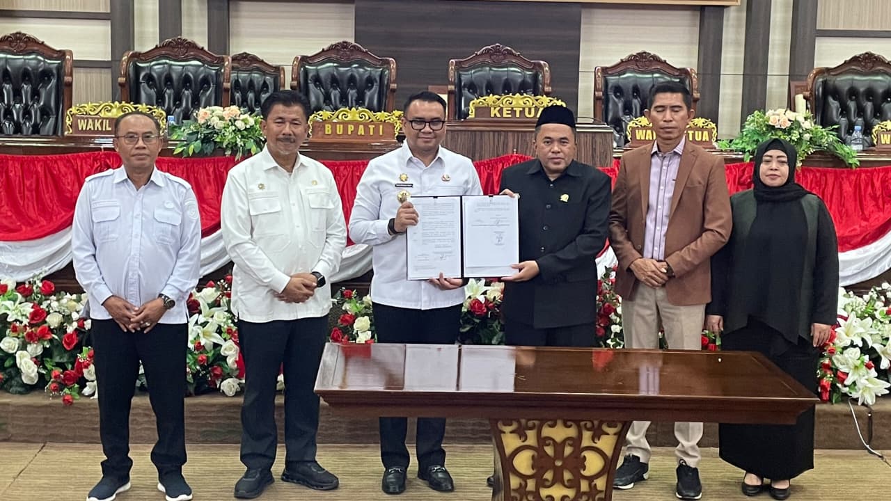Foto Bersama Bupati Kukar, Aulia Rahman Basri pada Rapat Paripurna.