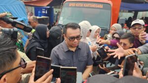 Bupati Kukar, Aulia Rahman Basri diwawancarai usai meninjau lokasi kebakaran.