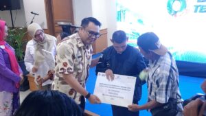 Foto: Bupati Kukar, Aulia Rahman Basri memberikan bantuan sosial kepada penyandang disabilitas saat syukuran HUT ke-61 Bankaltimtara di Kantor Cabang Tenggarong.