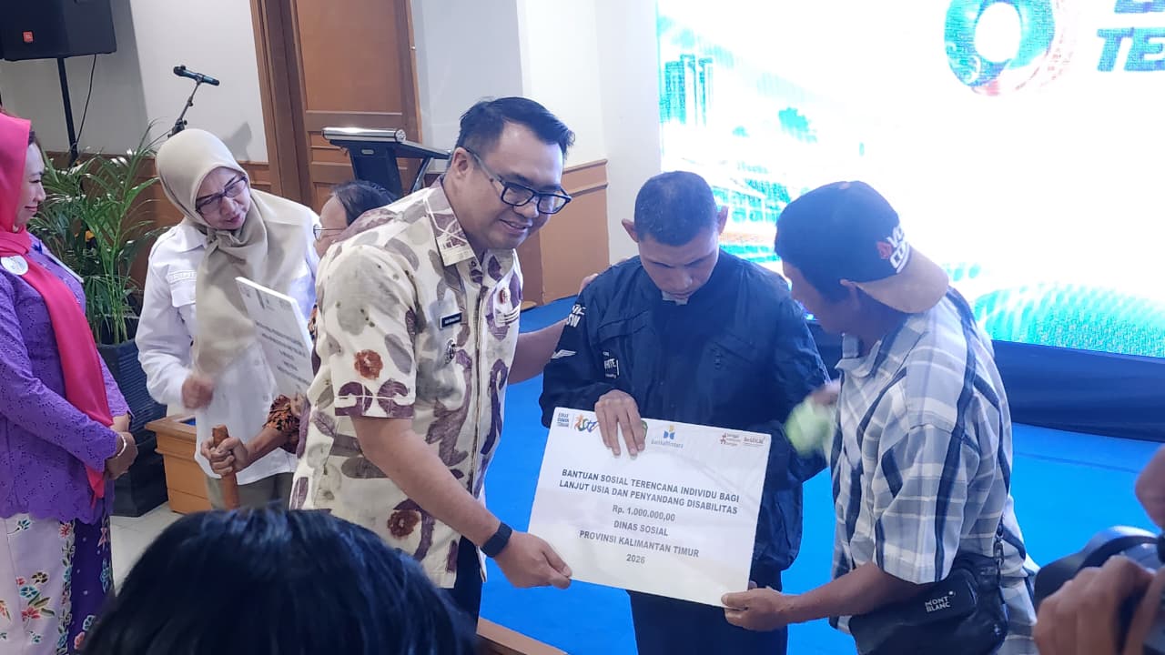 Foto: Bupati Kukar, Aulia Rahman Basri memberikan bantuan sosial kepada penyandang disabilitas saat syukuran HUT ke-61 Bankaltimtara di Kantor Cabang Tenggarong.