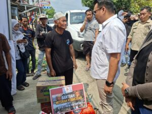 Bupati Kukar, Aulia Rahman Basri saat meninjau Posko Kebakaran Jalan Kartini.