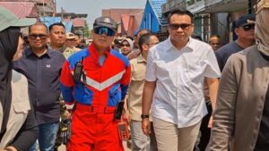 Bupati Kukar, Aulia Rahman Basri dan Kadisdamkarmatan Kukar Fida Hurasani saat meninjau lokasi kebakaran, Jalan Kartini, Gang. Karya Tenggarong.