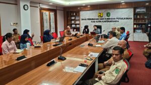 Rapat sosialisasi penggunaan tenaga kerja asing (TKA) bersama sejumlah perusahaan di ruang rapat Kantor Disperkim Kukar.