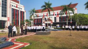 Momen Bupati Kukar menyampaikan amanat Menteri Pemuda dan Olahraga Republik Indonesia dalam Upacara Peringatan Hari Sumpah Pemuda ke-98 di halaman Kantor Bupati Kukar.