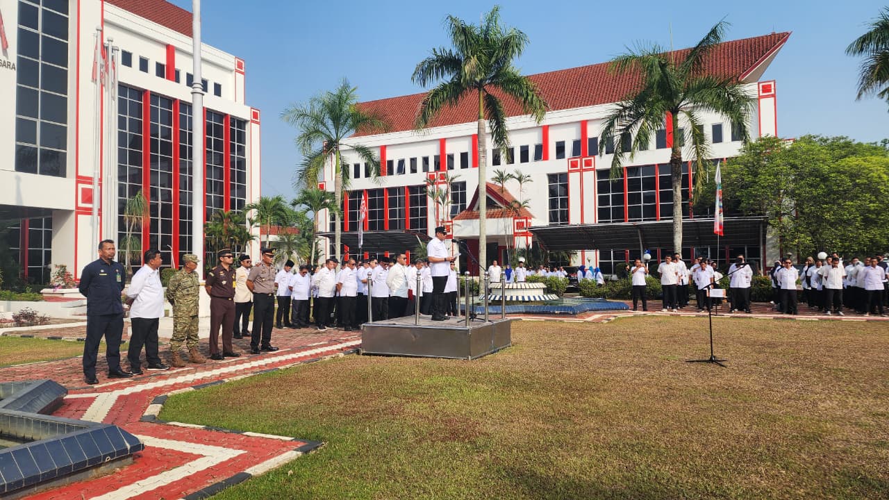Momen Bupati Kukar menyampaikan amanat Menteri Pemuda dan Olahraga Republik Indonesia dalam Upacara Peringatan Hari Sumpah Pemuda ke-98 di halaman Kantor Bupati Kukar.