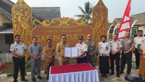 Momen Bupati Kukar, Aulia Rahman Basri bersama Kepala Lapas Kelas IIA Tenggarong, I Wayan Nurasta Wibawa usai menandatangi peresmian SAE PASTARUNG